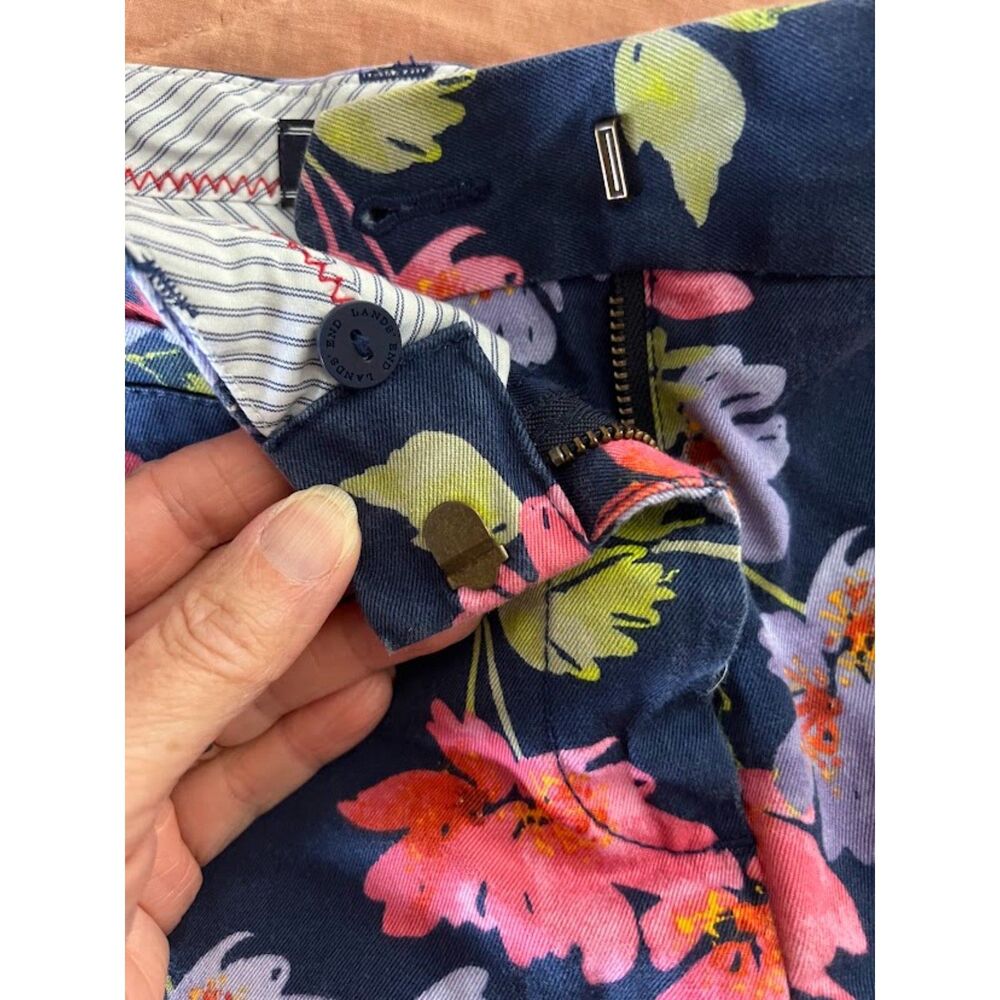 Lands’ End floral shorts, mid rise size 4 - Picture 3 of 5